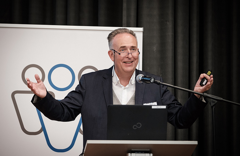 Jens Martens steht an einem Rednerpult; das Engagament Global-Logo im Hintergrund.
